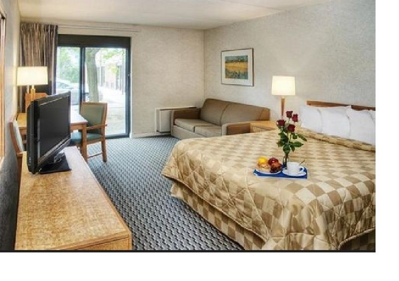 Мотель Ramada By Wyndham Кингстон Экстерьер фото