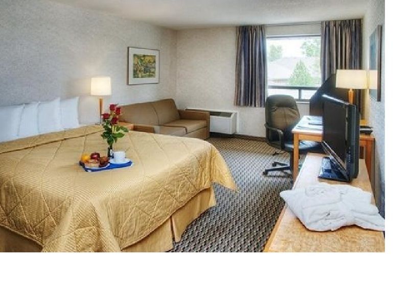 Мотель Ramada By Wyndham Кингстон Экстерьер фото