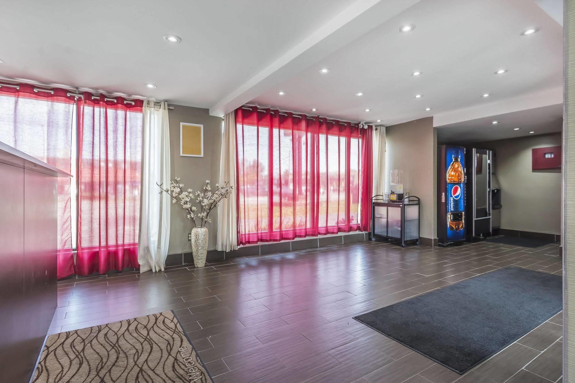 Мотель Ramada By Wyndham Кингстон Экстерьер фото